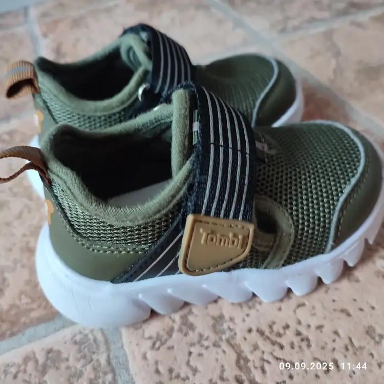 Кроссовки детские