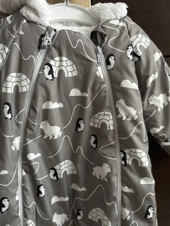 Демисезонный комбинезон для малыша