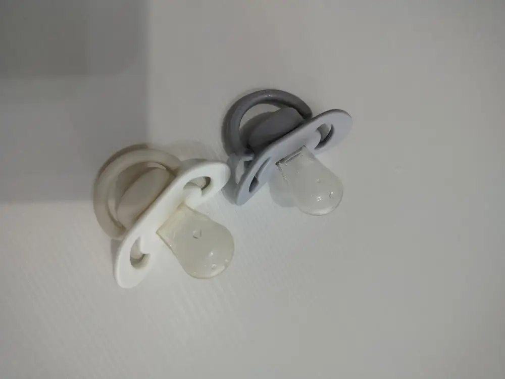 Погремушки и пустышки для младенца