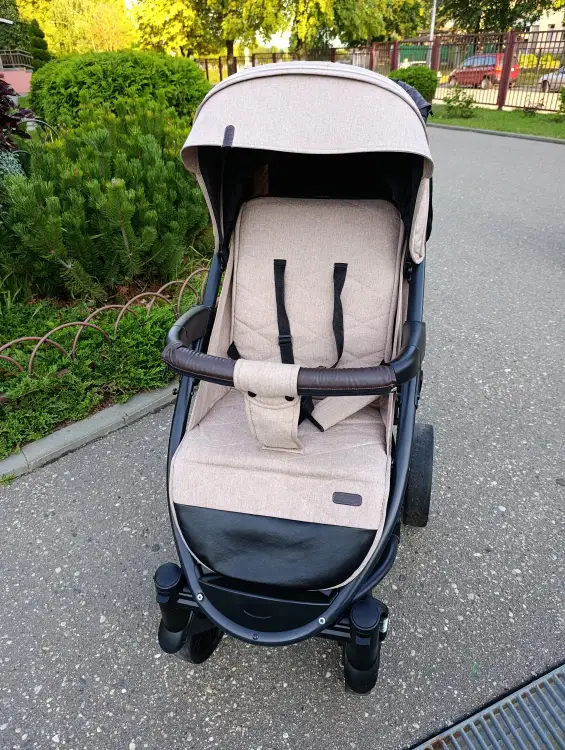 Коляска всесезонная прогулочная . В хорошем состоянии