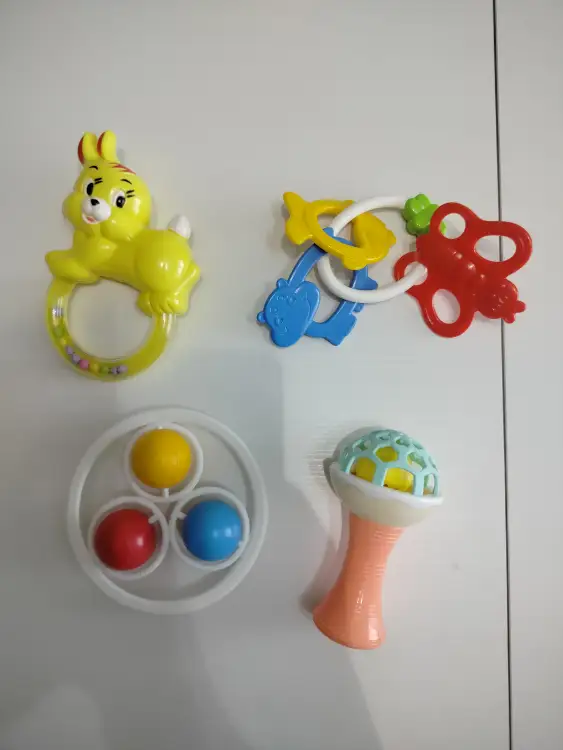 Погремушки и пустышки для младенца