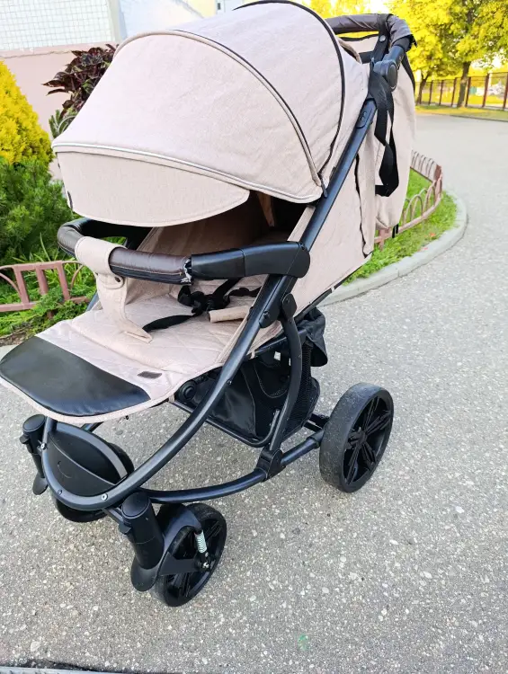 Коляска всесезонная прогулочная . В хорошем состоянии