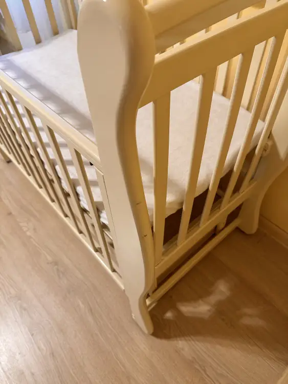 Срочно продам в связи с отъездом б/у кроватку