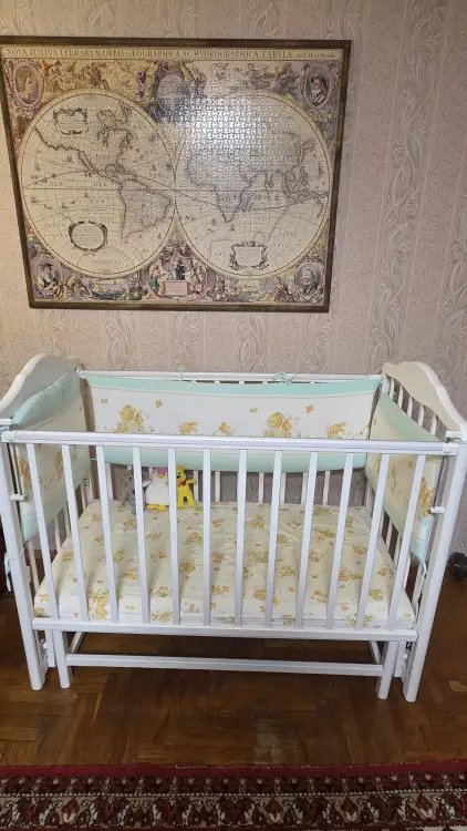 Детская кроватка с маятником