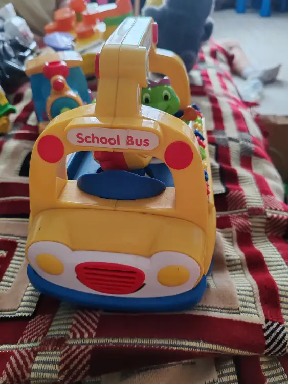 Машинка развивающиая