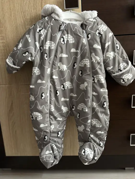 Демисезонный комбинезон для малыша