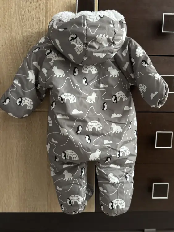 Демисезонный комбинезон для малыша