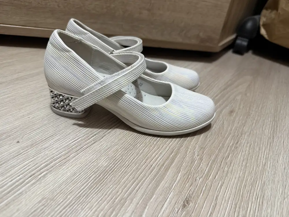 Туфли для девочки праздничные