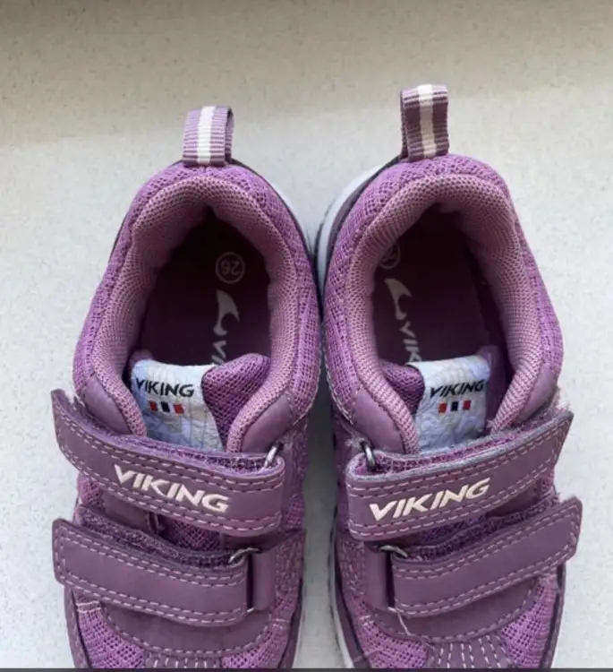 Кроссовки бренда Viking (для девочки, размер 26) в отличном состоянии