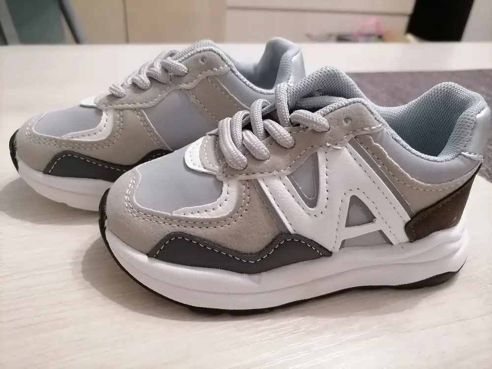 Кроссовки новые. Покупала дочери, но могут подойти и мальчику (унисекс).