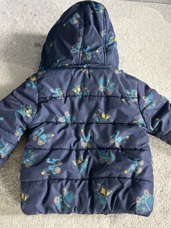 Куртка. Тепленькая. На мальчишку супер!