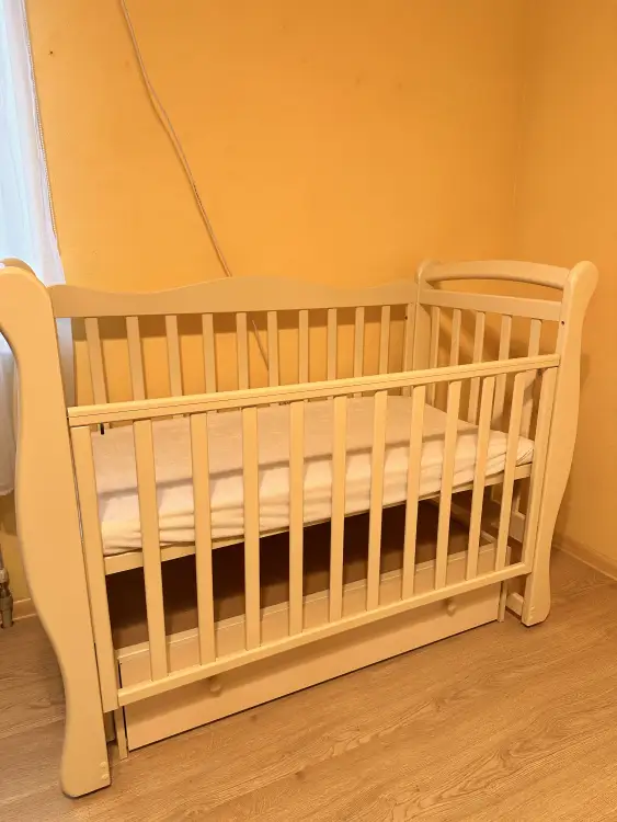 Срочно продам в связи с отъездом б/у кроватку