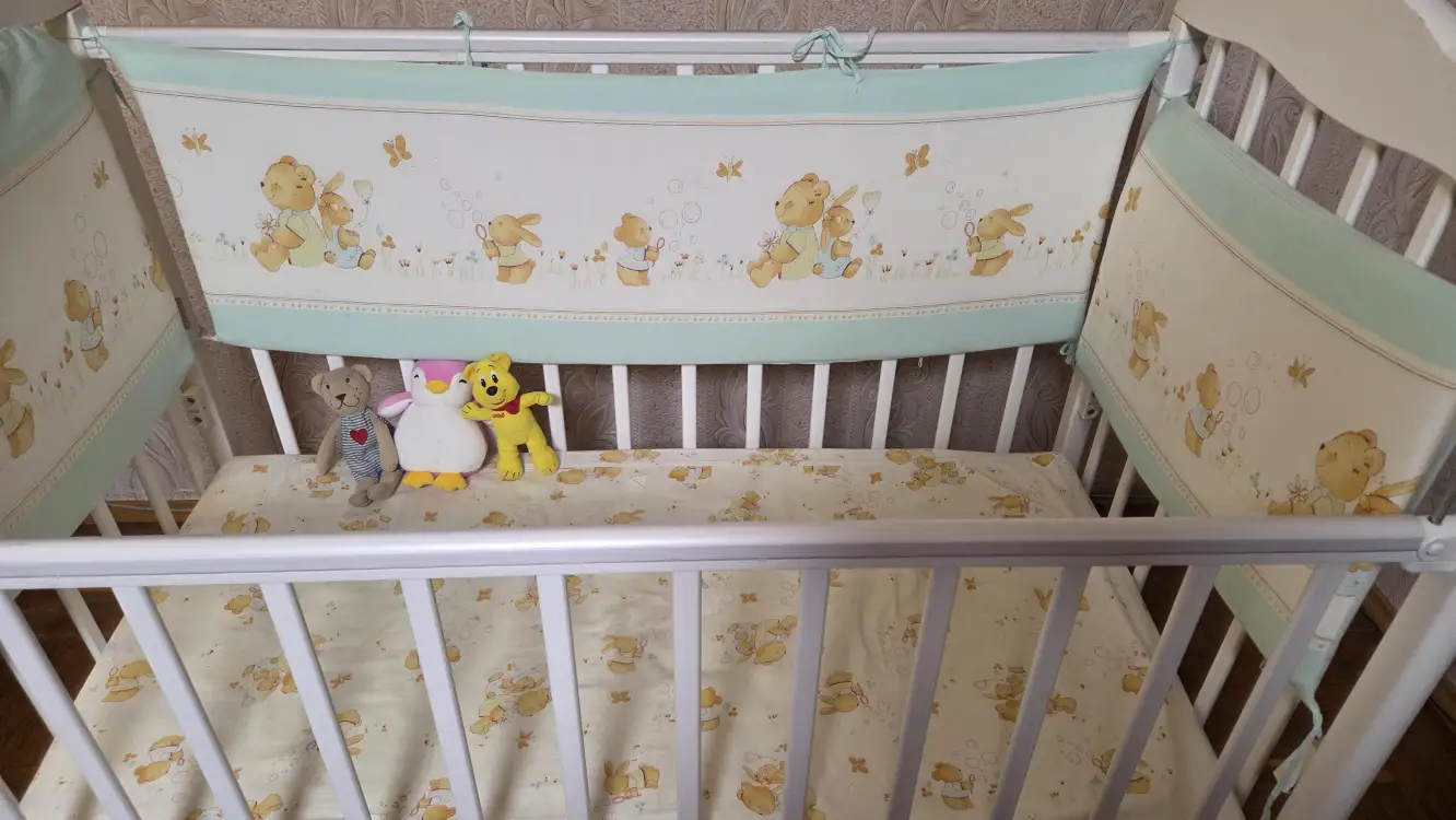 Детская кроватка с маятником