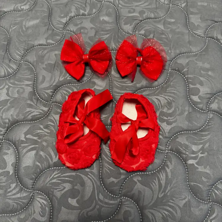 Нарядное платье для девочки 1,5-2 лет с пинетками и бантиками