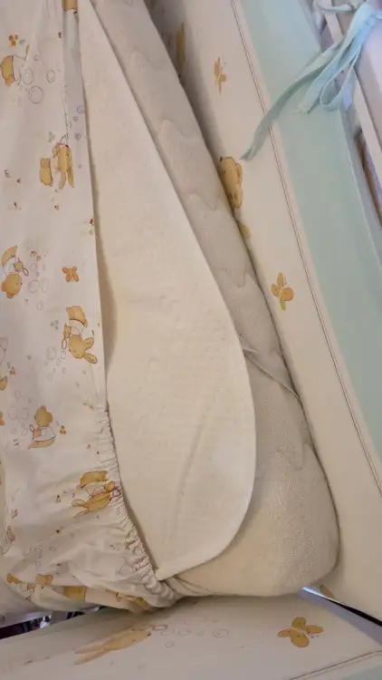 Детская кроватка с маятником