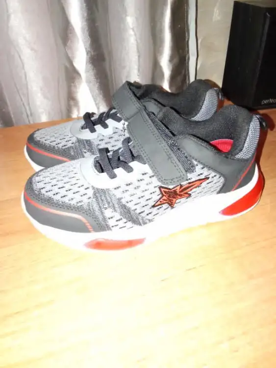 Кроссовки светящиеся Новые 32 размер