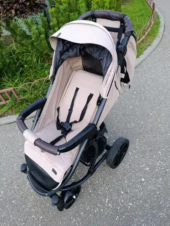 Коляска всесезонная прогулочная . В хорошем состоянии