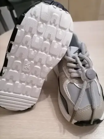 Кроссовки новые. Покупала дочери, но могут подойти и мальчику (унисекс).