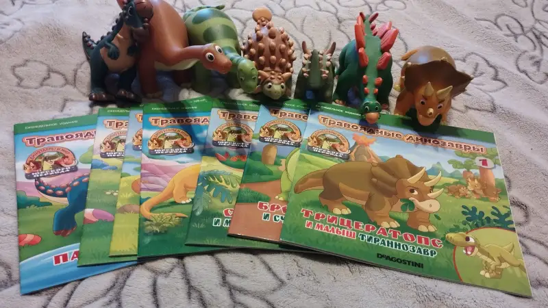 Наборы книжек и игрушек к ним. Цена: по 10 рублей за набор.