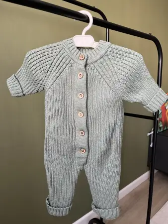 Вязаный комплект (комбинезон+шапочка+носочки) 62-68