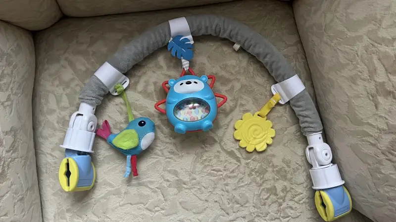 Дуга с игрушками и стойка Ментесори в хорошем состоянии