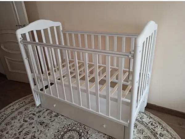 Кроватка с ящиком и маятником Новая