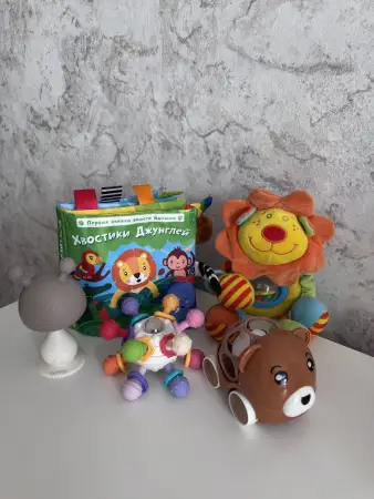 Лот игрушек до года