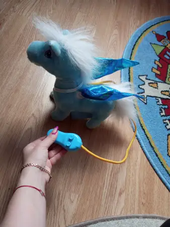 Пегас пони на поводке с пультом