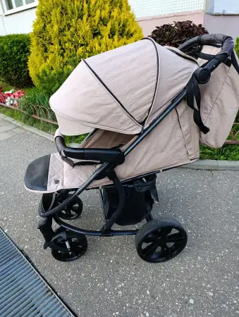 Коляска всесезонная прогулочная . В хорошем состоянии