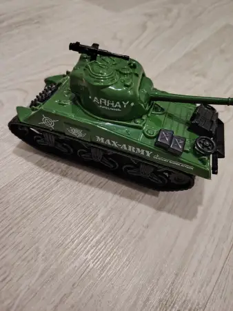 Игрушка-танк