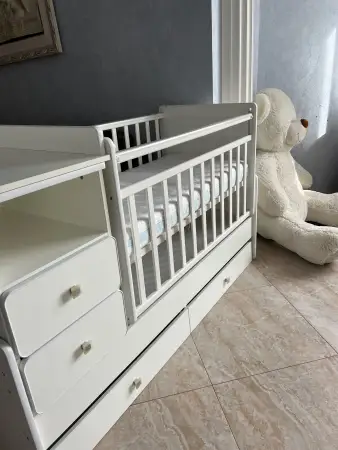 Кроватка трансформер с 0 до 13 лет с пеленальным столиком и маятником