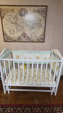 Детская кроватка с маятником