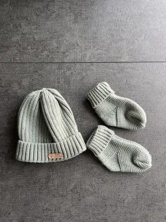 Вязаный комплект (комбинезон+шапочка+носочки) 62-68