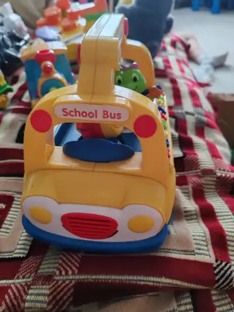 Машинка развивающиая