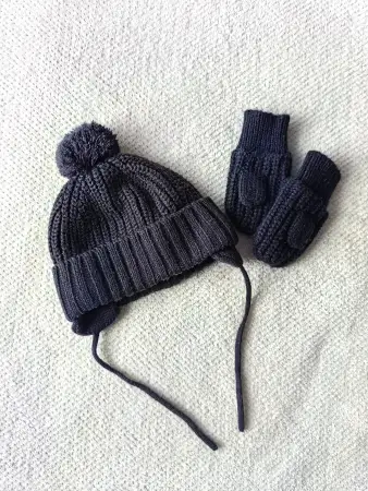 Шапка и варежки hm