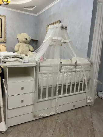 Кроватка трансформер с 0 до 13 лет с пеленальным столиком и маятником