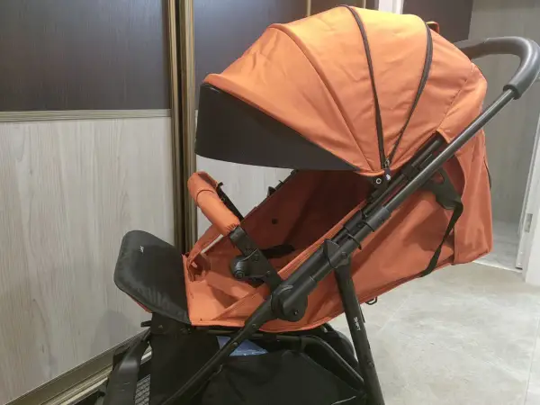 Прогулочная коляска новая