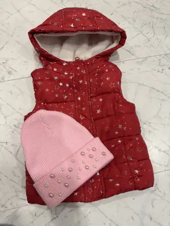 Утепленная жилетка с шапочкой