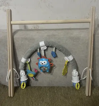 Дуга с игрушками и стойка Ментесори в хорошем состоянии