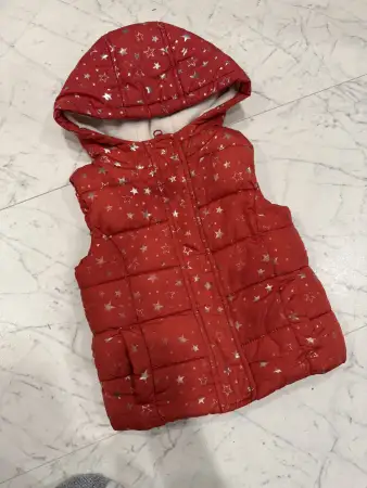 Утепленная жилетка с шапочкой