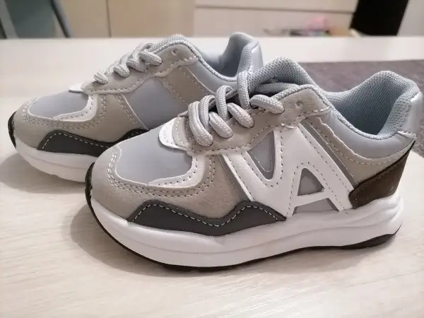 Кроссовки новые. Покупала дочери, но могут подойти и мальчику (унисекс).