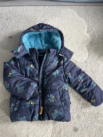 Куртка. Тепленькая. На мальчишку супер!