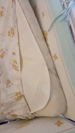 Детская кроватка с маятником