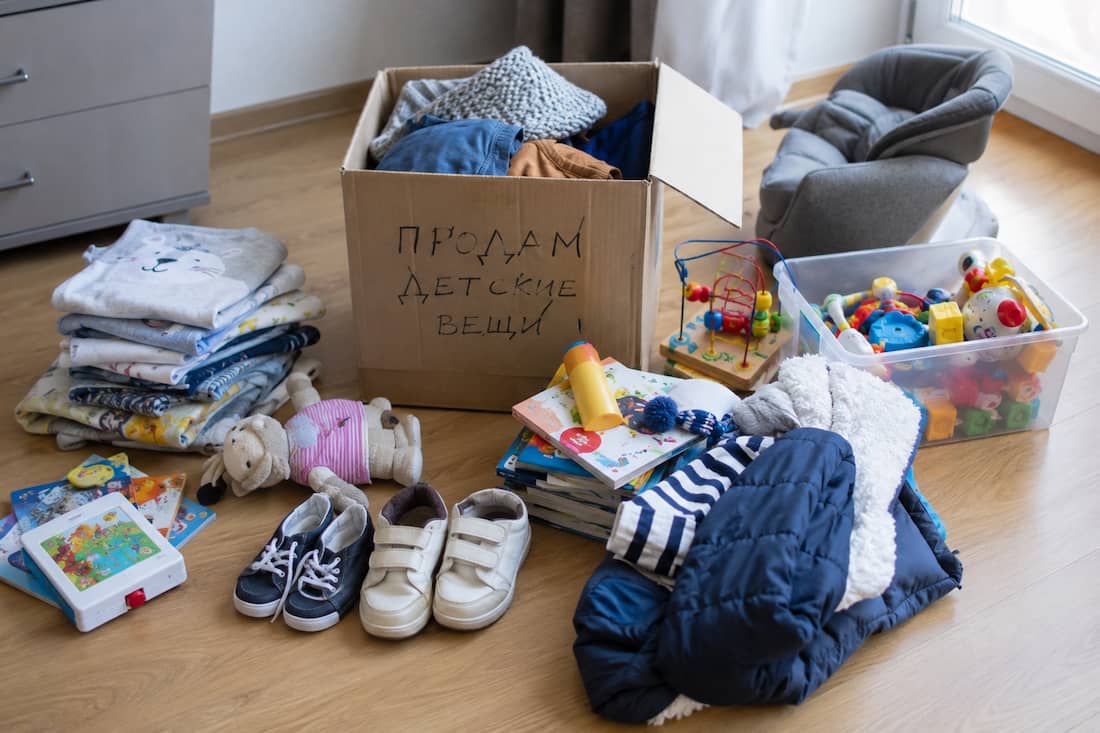 Куда деть детские вещи после того, как ребенок вырос: как продать и вернуть часть денег