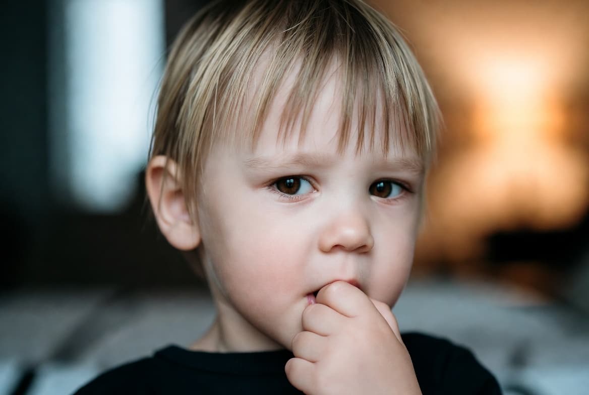 Ребёнок грызёт ногти