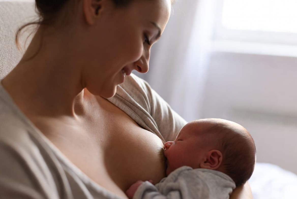 Грудное вскармливание с первых дней