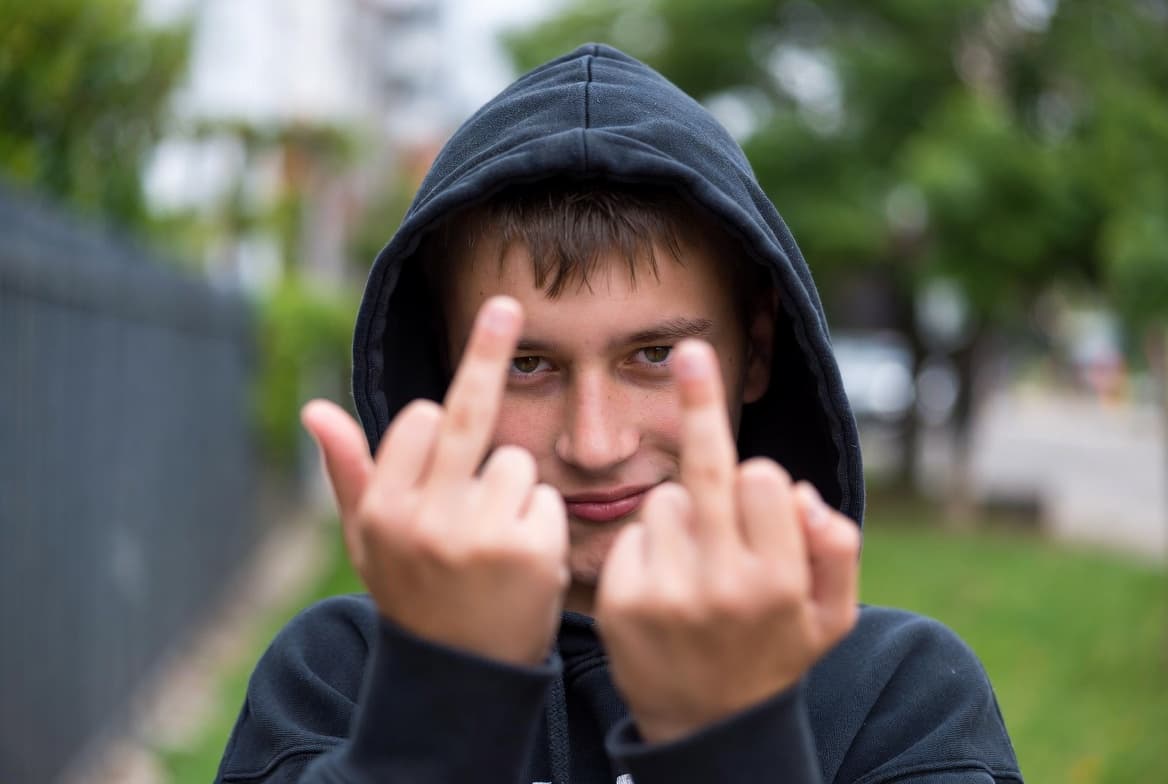 Что делать, если подросток грубит: советы психологов для родителей